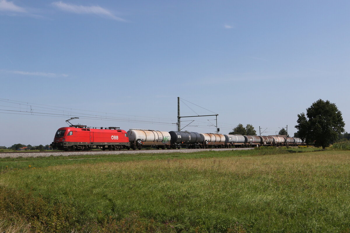 1116 129 mit einem Kesselwagenzug aus Salzburg kommend am 21. August 2021 bei �bersee an Chiemsee.