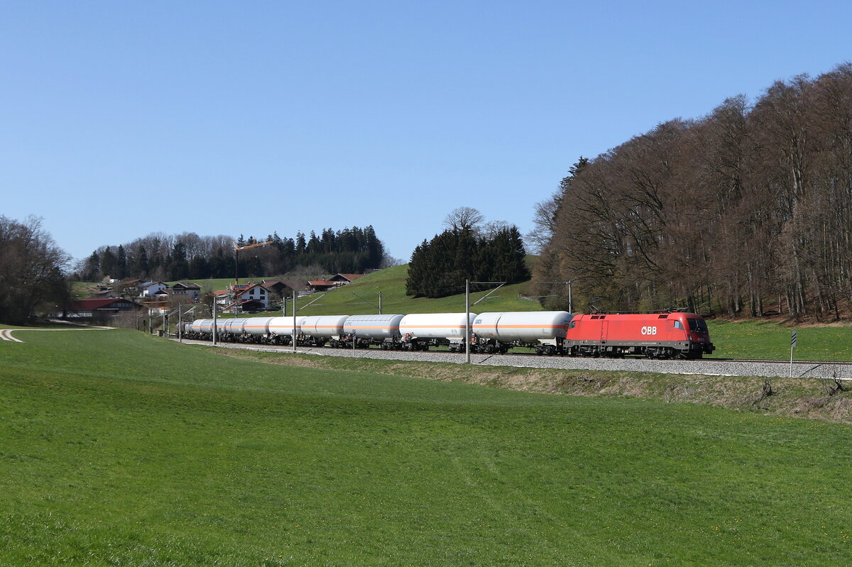 1116 143 war mit einem gemischten G�terzug m 8. April 2025 bei Axdorf in Richtung Salzburg unterwegs.