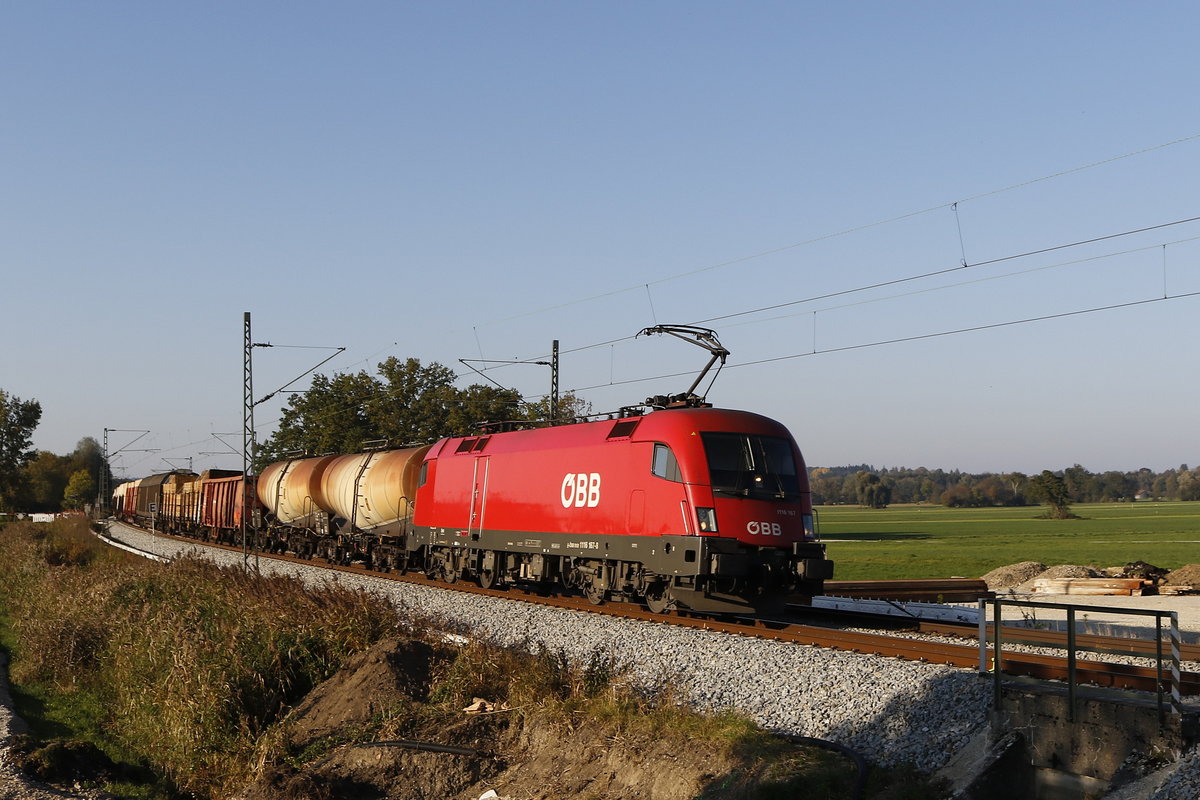 1116 167 war am 13. Oktober 2018 mit einem gemischten G�terzug bei Bernau in Richtung Salzburg unterwegs.