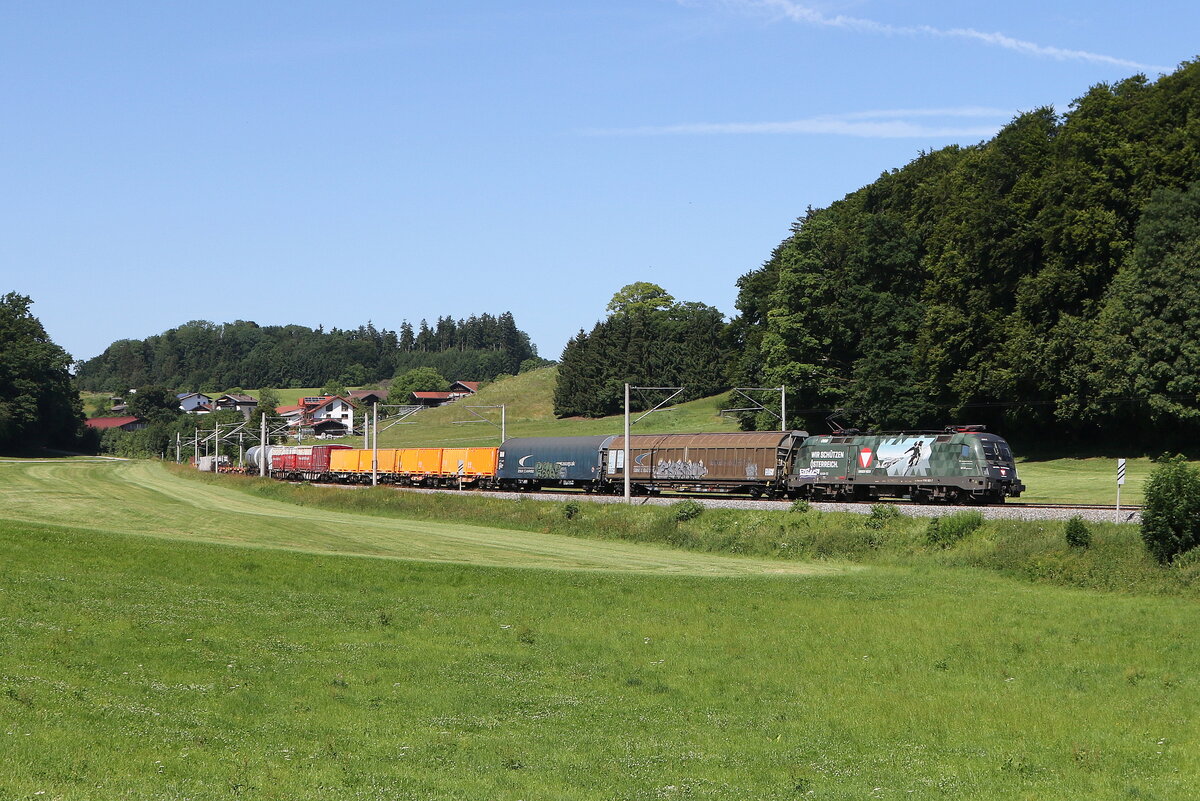 1116 182  Bundesheer  war mit einem gemischten G�terzug auf dem Weg nach Salzburg. Aufgenommen am 25. Juni 2025 bei Axdorf im Chiemgau.
