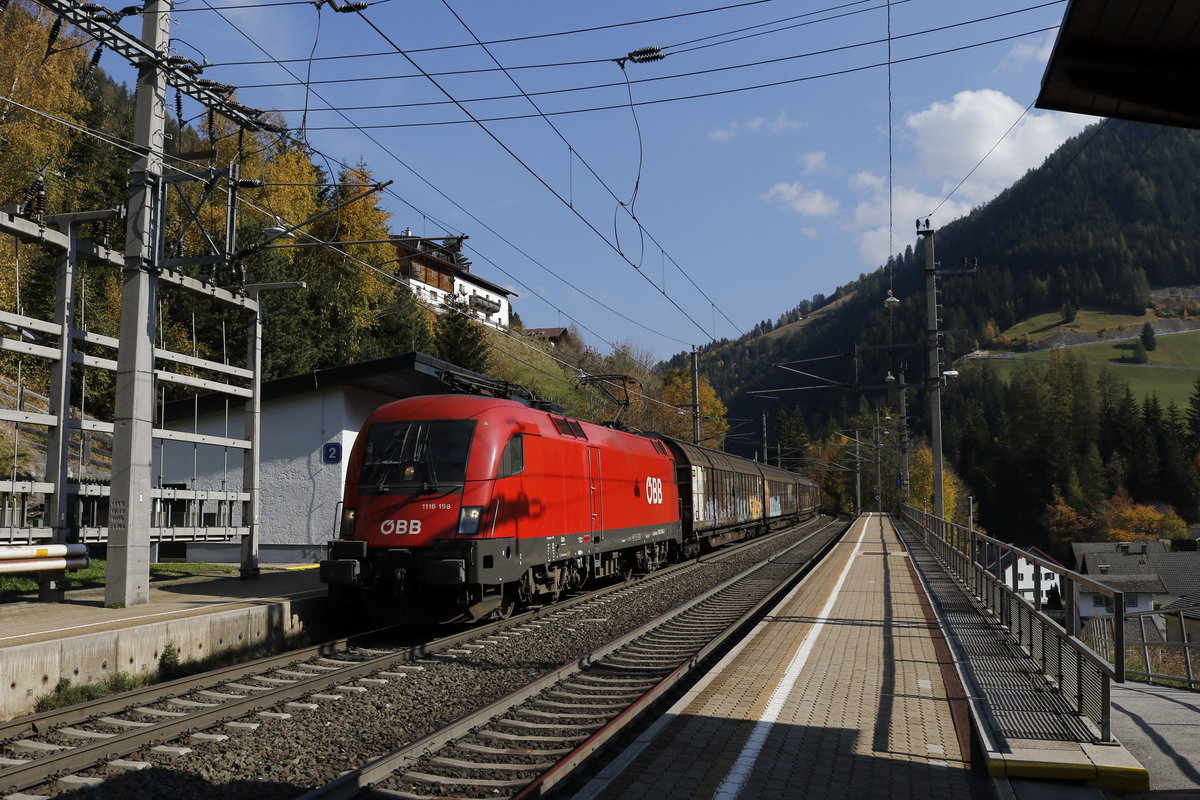 1116 198 mit einem Schiebewand-Wagenzug vom Brenner kommend am 16. Oktober 2018 in St. Jodok.