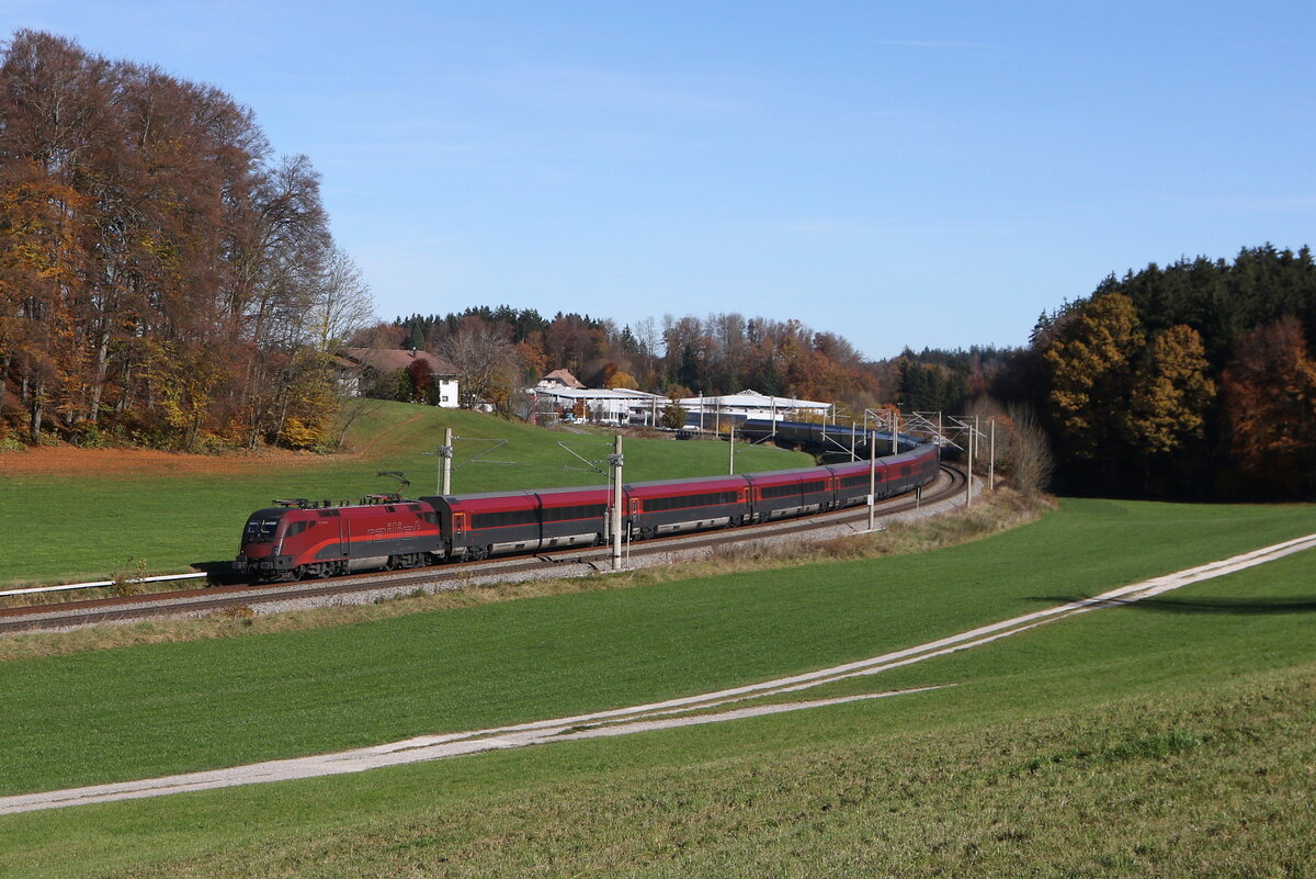 1116 207 war am 4. November 2025 bei Axdorf in Richtung Rosenheim unterwegs.