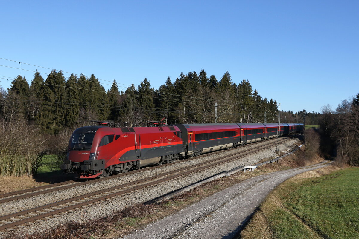 1116 216 war am 31. Dezember 2021 bei Grabenst�tt im Chiemgau in Richtung M�nchen unterwegs.