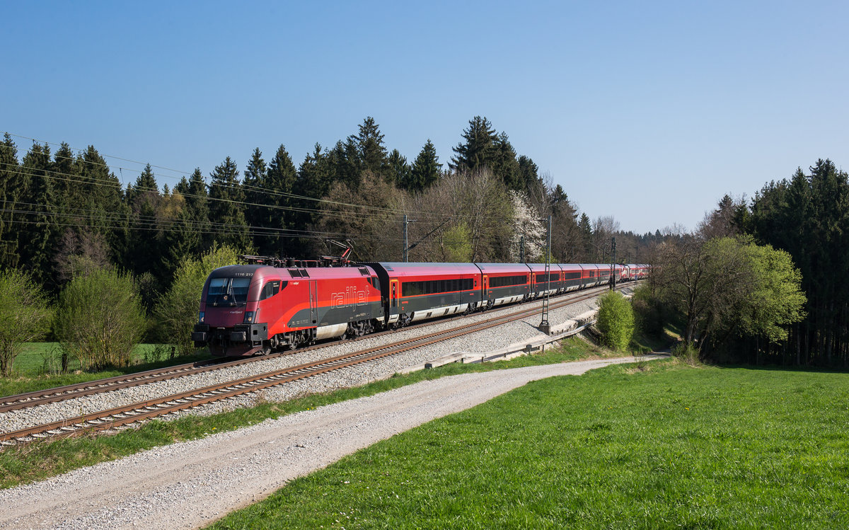 1116 217 mit einem Railjet aus Salzburg kommend am 9. April 2017 bei Grabenst�tt.