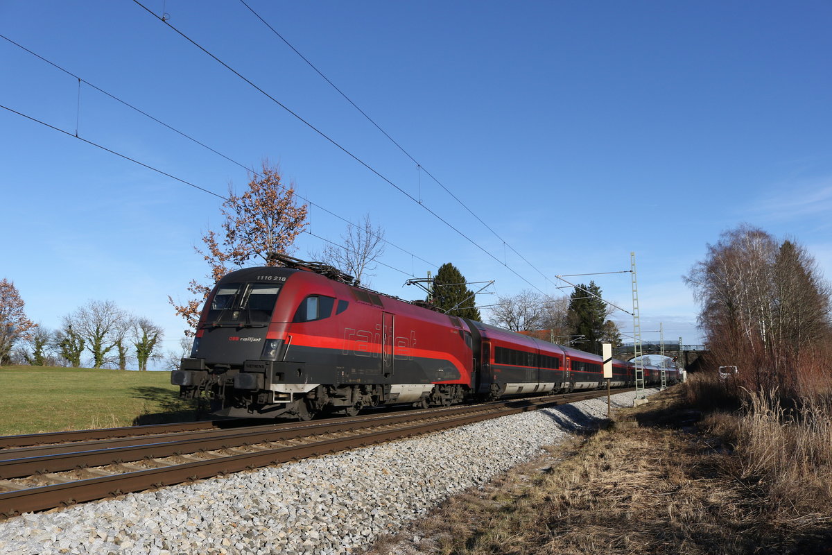 1116 218 aus Salzburg kommend bei �bersee am Chiemsee. Dies ist unser letztes Bild im Jahr 2019. Wir w�nschen Euch allen einen guten Rutsch und ein gutes Neues Jahr. 