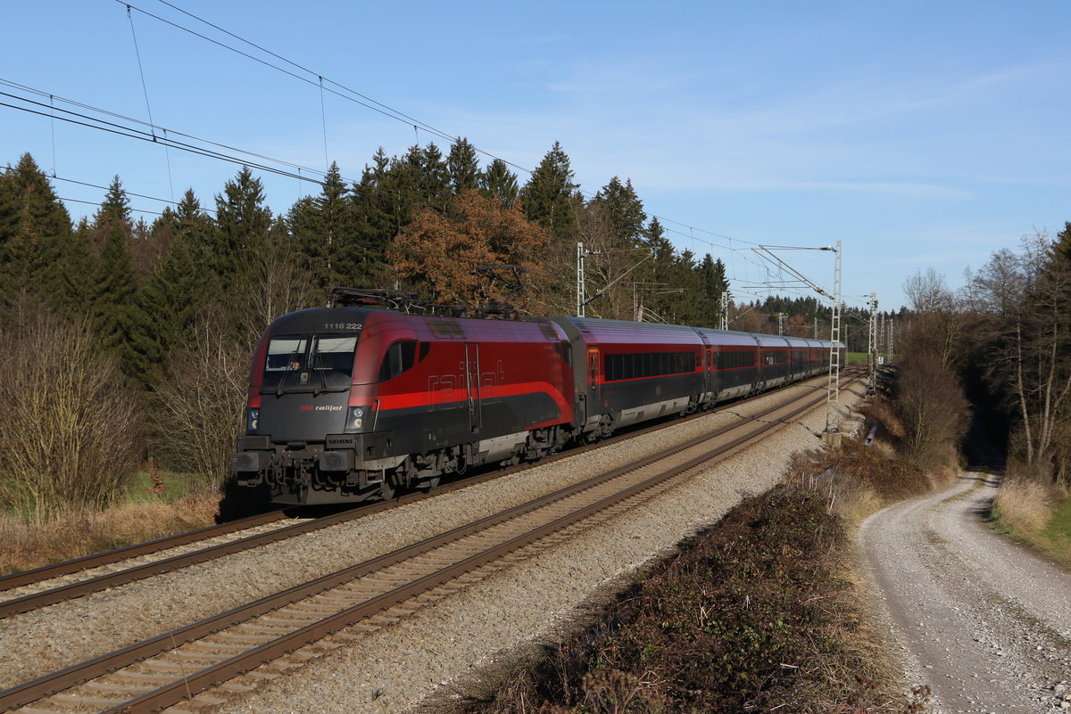 1116 222 aus Salzburg kommend am 24. November 2020 bei Grabenst�tt im Chiemgau.