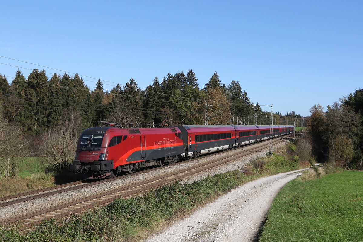 1116 232 war am 31. Oktober 2022 bei Grabenst�tt im Chiemgau in Richtung M�nchen unterwegs.