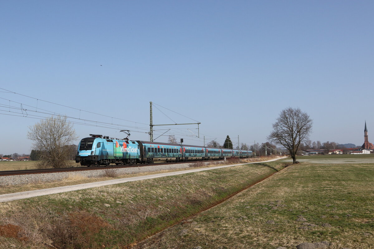 1116 244 mit dem  KLIMA-TICKET-RAILJET  aus Salzburg kommend am 7. M�rz 2026 bei �bersee am Chiemsee.