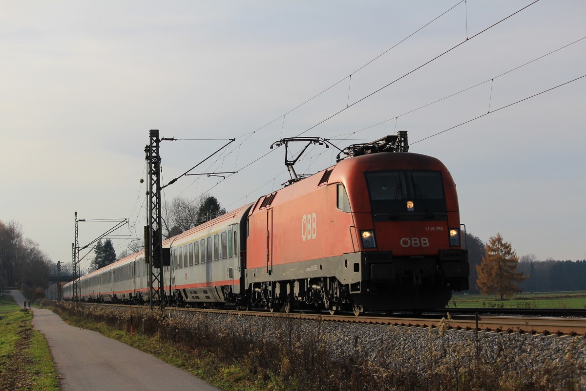 1116 253-6 war am 18. November 2012 bei �bersee in Richtung Salzburg unterwegs.