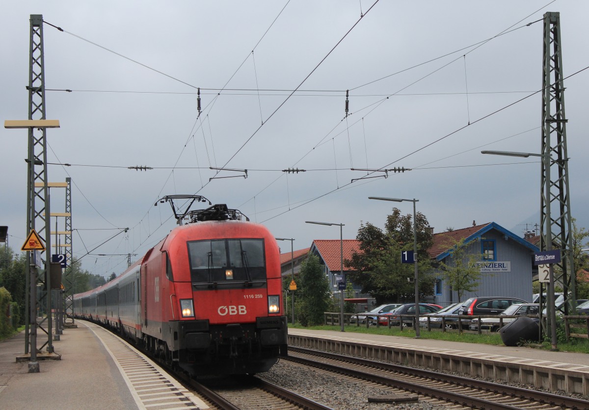 1116 259-3 durchf�hrt am 27. August 2013 den Bahnhof von Bernau am Chiemsee.