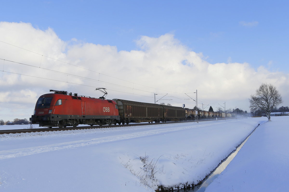 1116 269 kam kurz darauf mit einem gemischten G�terzug ebenfalls aus Salzburg. Aufgenommen am 6. Januar 2016 bei �bersee am Chiemsee.