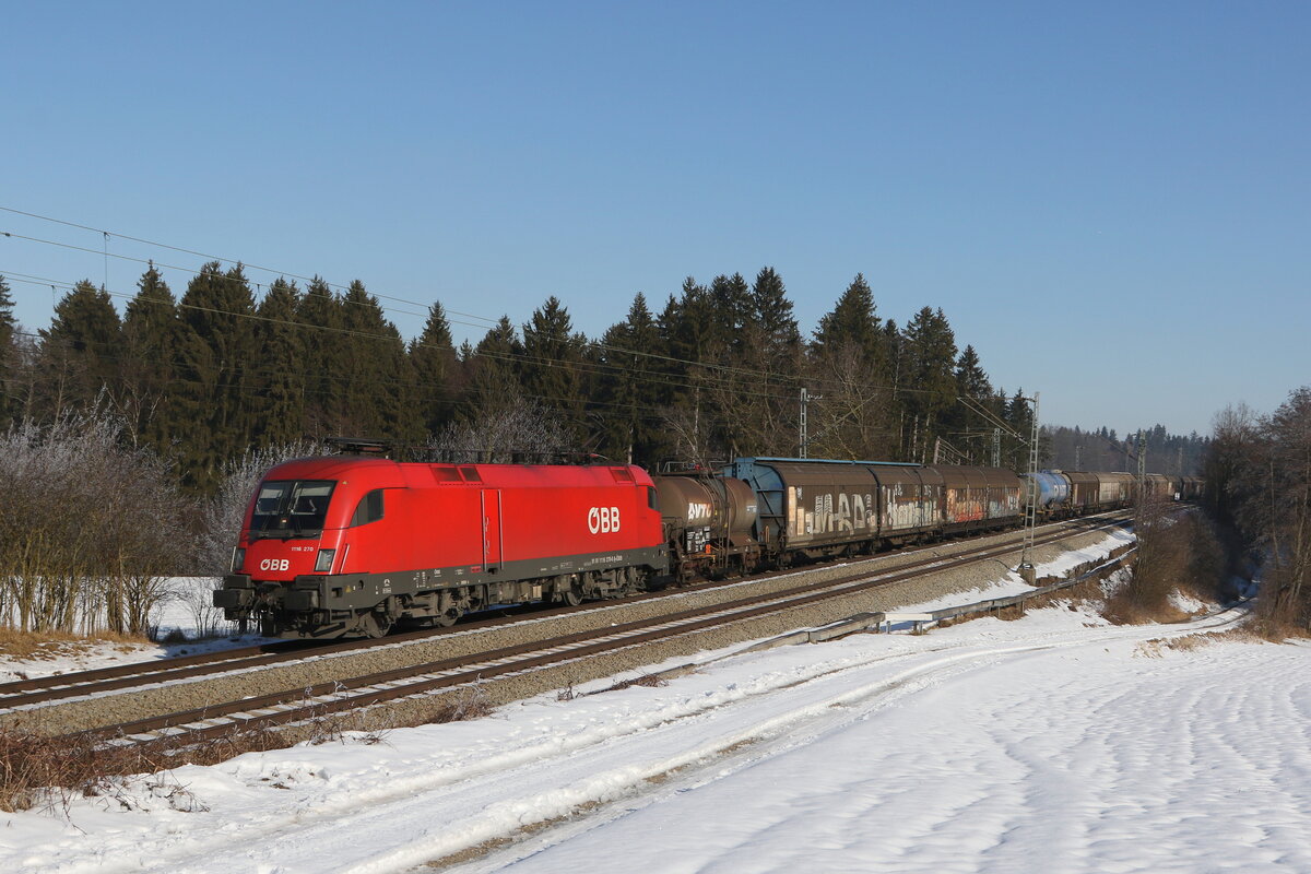 1116 270 war am 26. Januar 2022 mit einem gemischten G�terzug bei Grabenst�tt in Richtung M�nchen unterwegs.