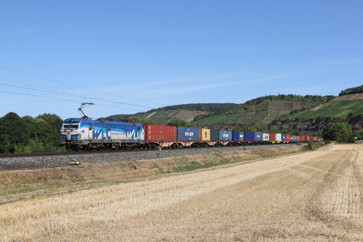 1193 580 von  WLC  war am 8. August 2022 mit einem Containerzug bei Himmelstadt auf dem Weg nach W�rzburg.