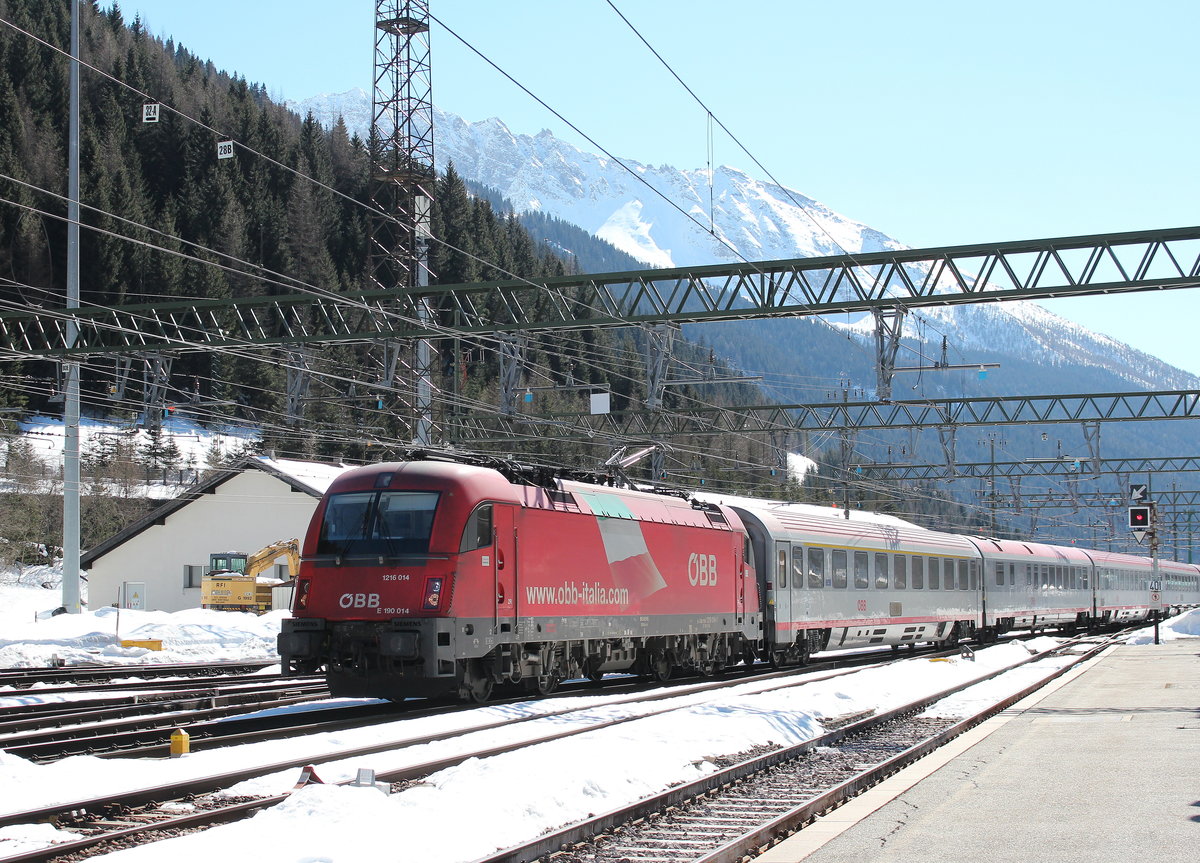 1216 014-1 bei der Einfahrt in den Bahnhof  Brenner  am 19. M�rz 2016.