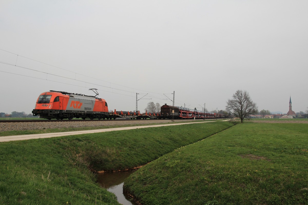 1216 903-5 mit einem gemischten G�terzug aus Salzburg kommend am 5. April 2014 bei �bersee.