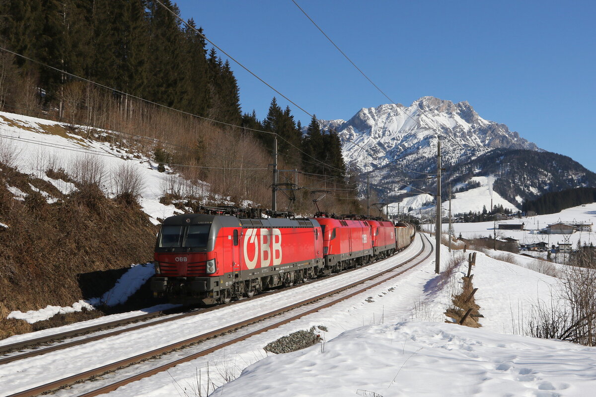 1293 010, 1116 167 und 1016 023 mit einem gemischten G�terzug aus Hochfilzen kommend am 15. Februar 2023 bei Pfaffenschwend.