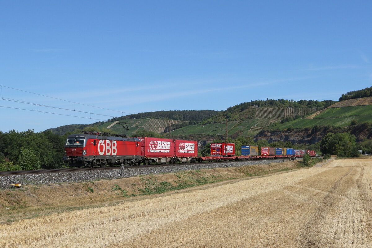 1293 041 mit einem  KLV  aus Gem�nden kommend am 8. August 2022 bei Himmelstadt.