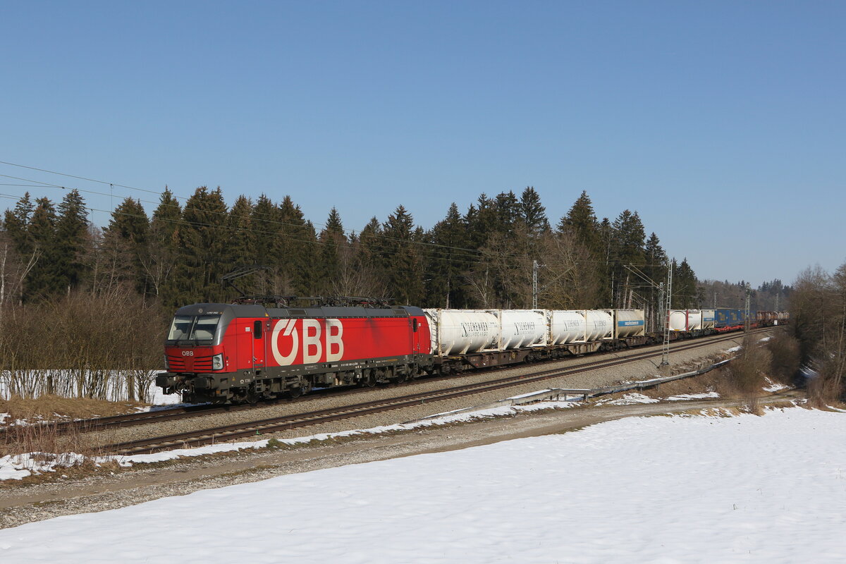 1293 062 mit einem  KLV  aus Salzburg kommend am 2. M�rz 2023 bei Sossau im Chiemgau.