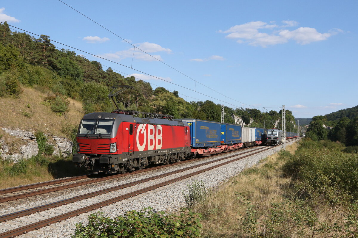 1293 069 mit einem  KLV  am 9. August 2022 bei Hagenacker im Altm�hltal.