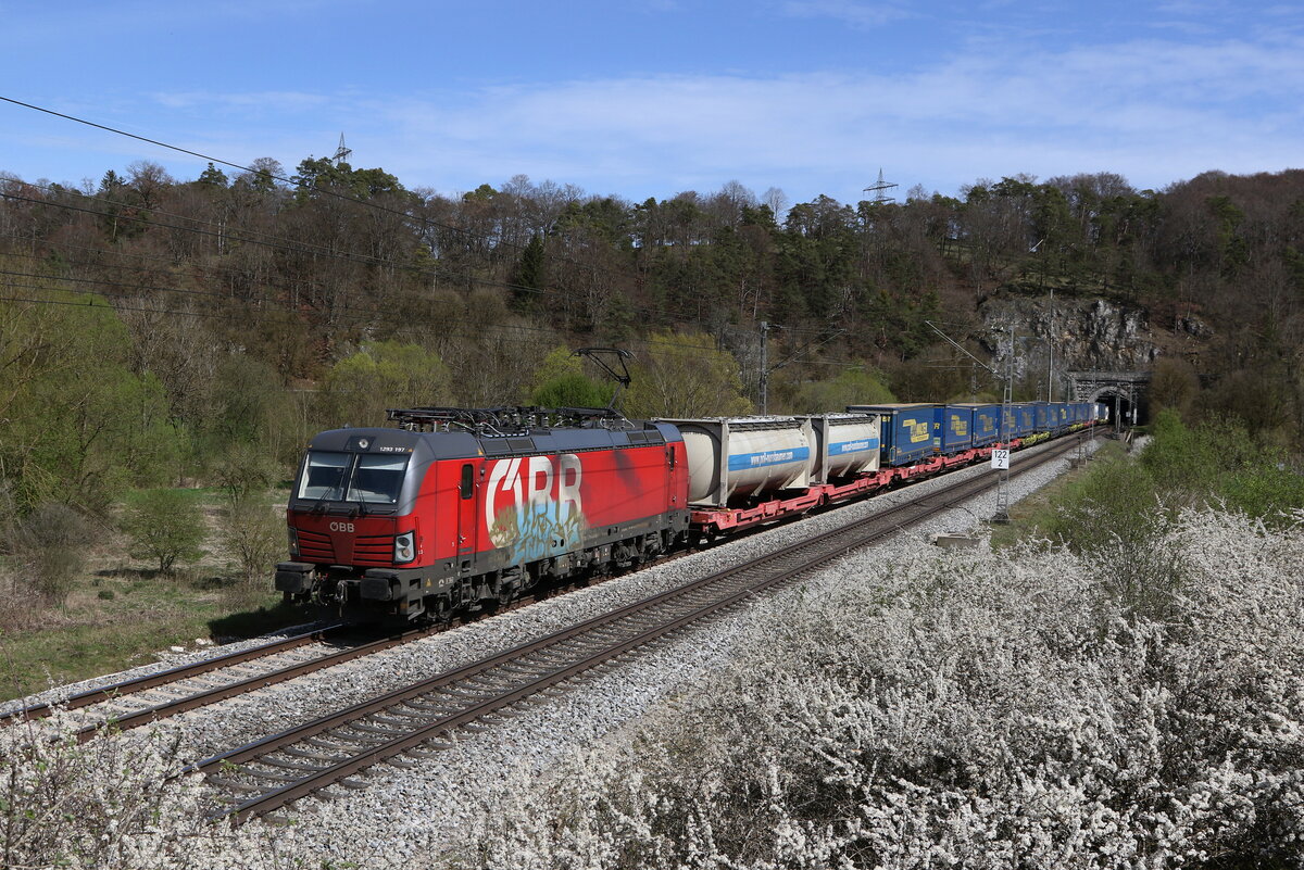 1293 197 war mit einem  Walter-KLV  am 5. April 2024 bei Solnhofen im Altm�hltal in Richtung Treuchtlingen unterwegs.