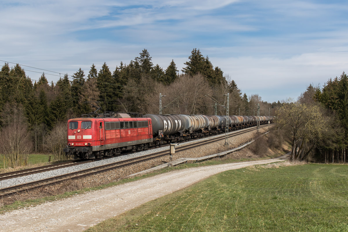 151 031-2 ebenfalls mit einem Kesselwagenzug am 28. M�rz 2016 bei Sossau.