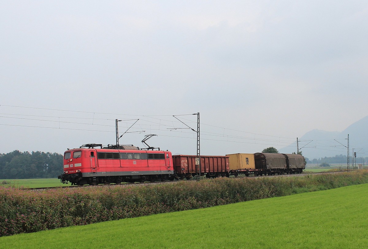 151 045-2 mit vier G�terwagen am 4. September 2012 bei Weisham.
