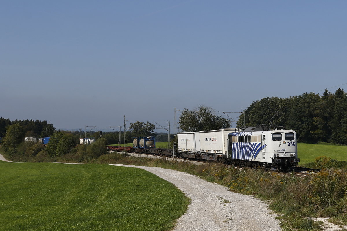 151 056 von  Lokomotion  mit einem KLV am 16. September 2018 bei Grabenst�tt.
