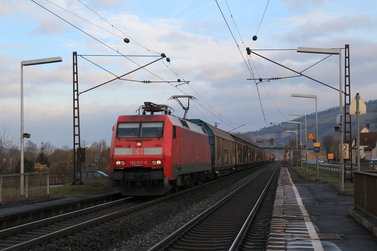 152 017-0 am 21. Februar 2014 im Bahnhof von Th�ngersheim.