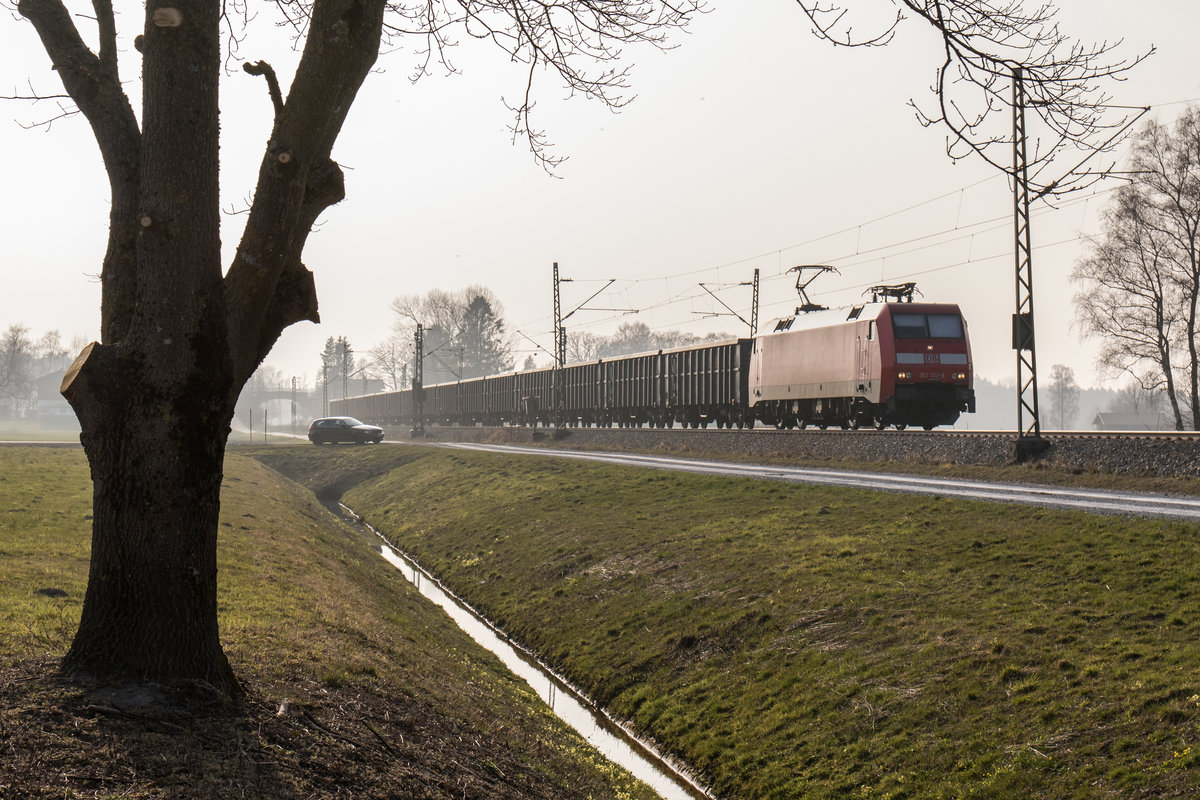 152 122-8 am 20. M�rz 2016 mit dem  Aicher-Stahlzug  bei �bersee am Chiemsee.
