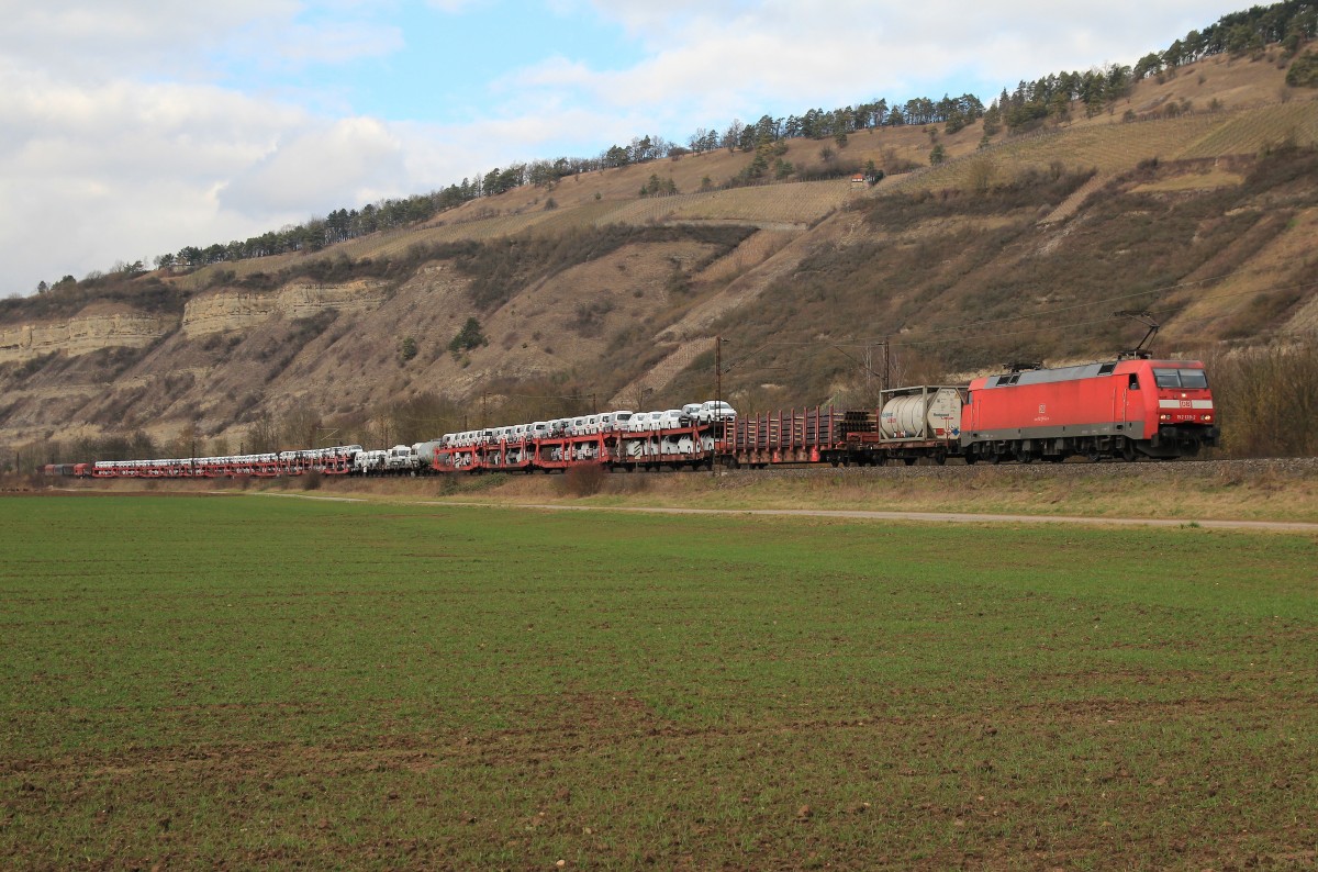 152 138- mit einem gemischten G�terzug am 20. Februar 2014 bei Th�ngersheim.