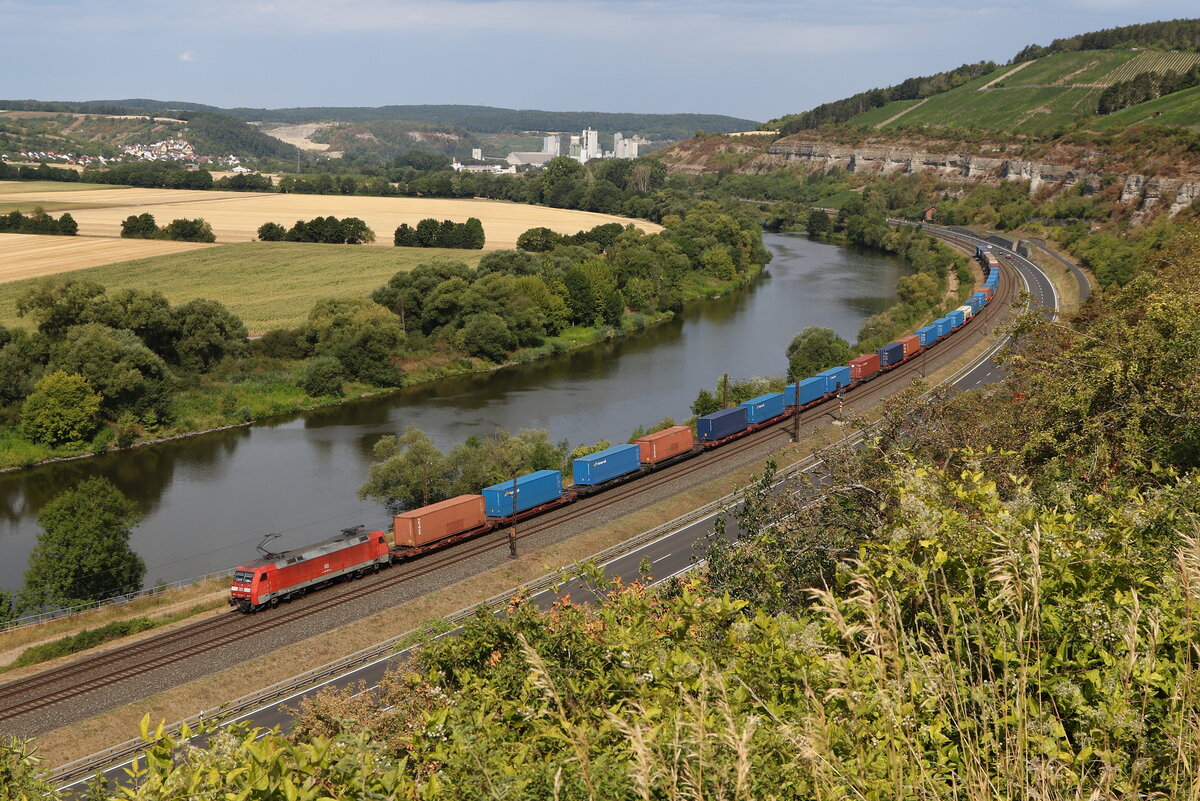 152 164 mit einem Containerzug aus Gem�nden kommend am 5. August 2022 bei Himmelstadt am Main.