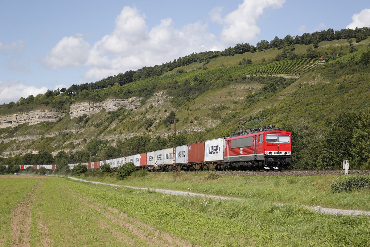 155 167-0 von  MEG  mit einem Containerzug am 19. August 2017 bei Th�ngersheim.