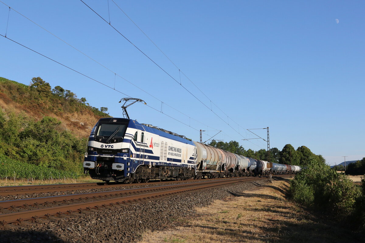 159 221 mit einem Kesselwagenzug am 6. August 2022 bei Himmelstadt im Maintal.