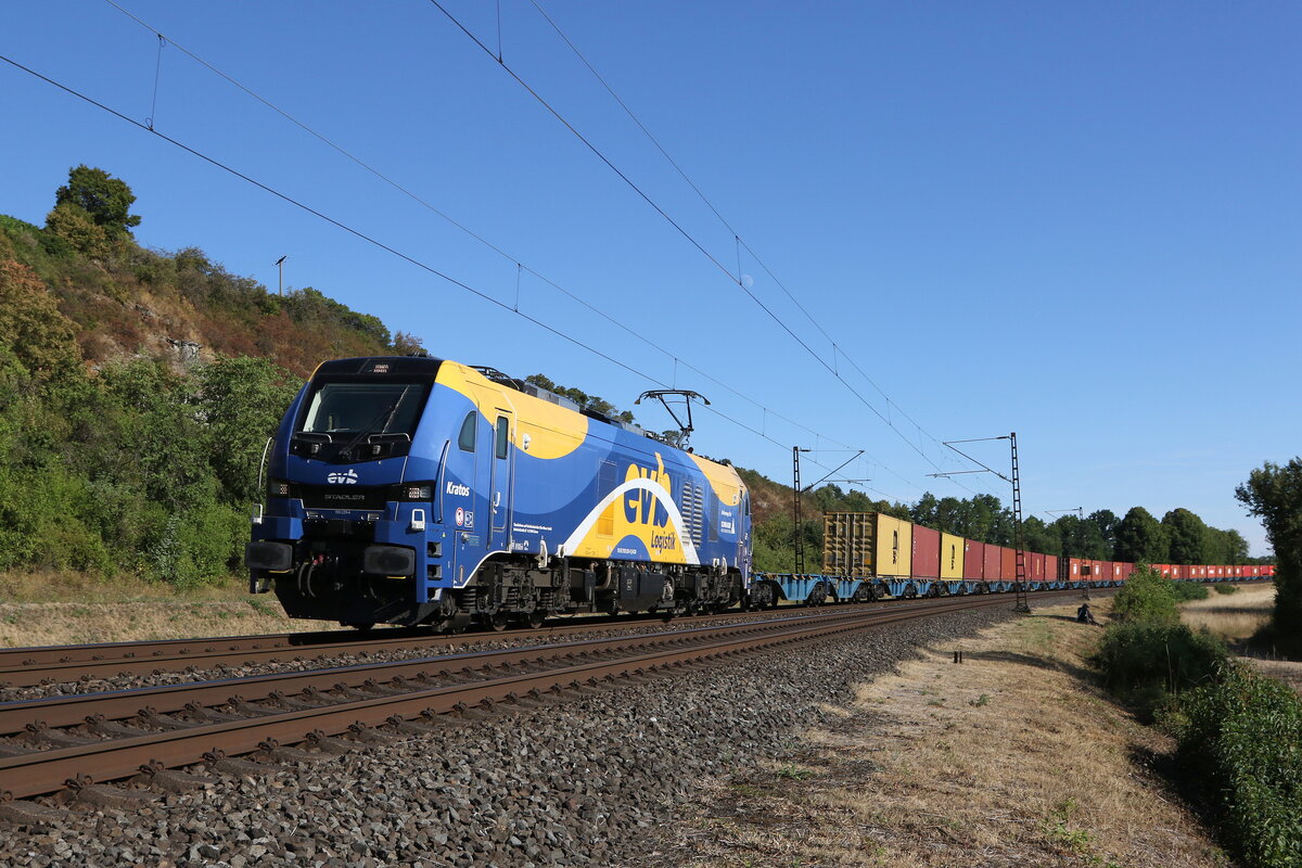 159 229  Kratos  mit einem Containerzug aus W�rzburg kommend am 6. August 2022 bei Himmelstadt.