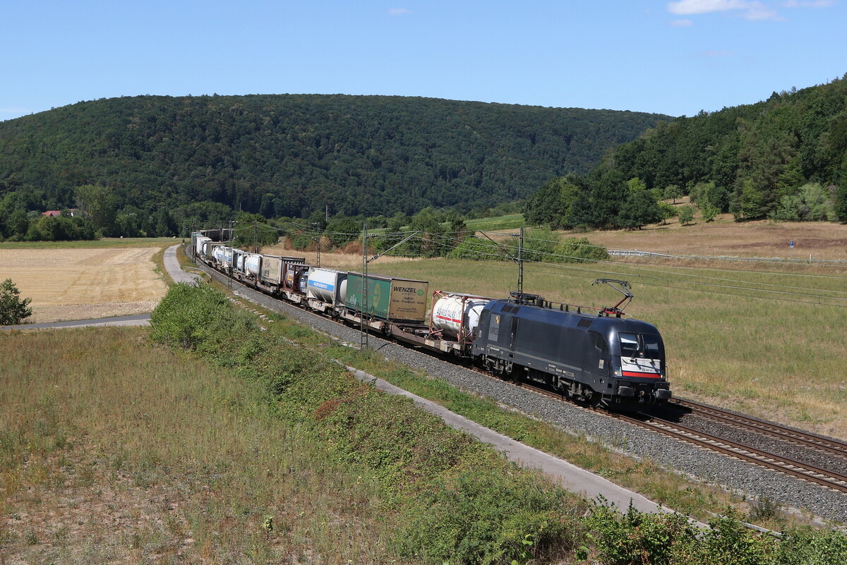 182 508 von  MRCE  mit einem  KLV  aus Gem�nden kommend am 6. August 2022 bei Harrbach.