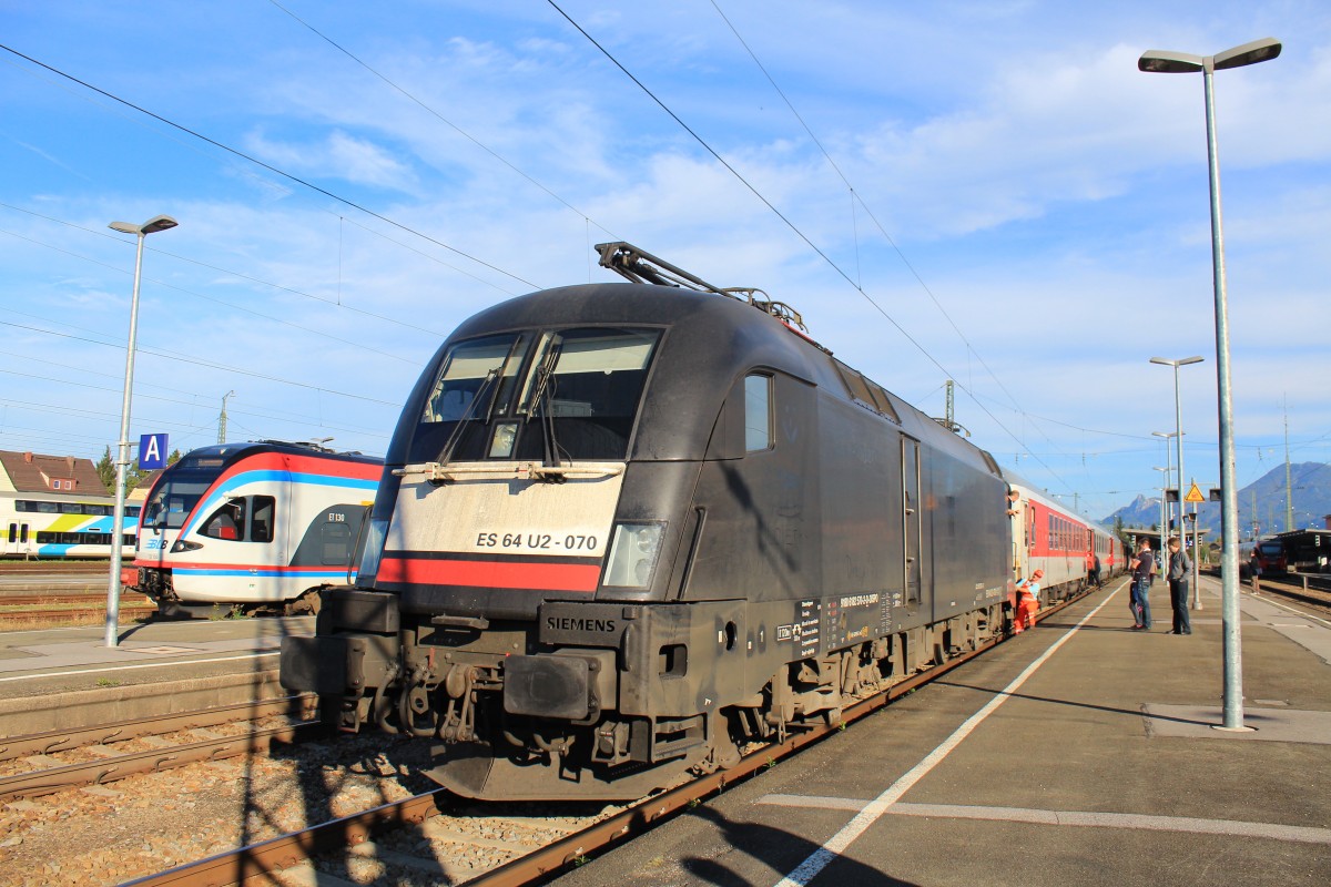 182 570 am 6. Oktober 20112 mit dem  IC K�nigssee  im Bahnhof von Freilassing.