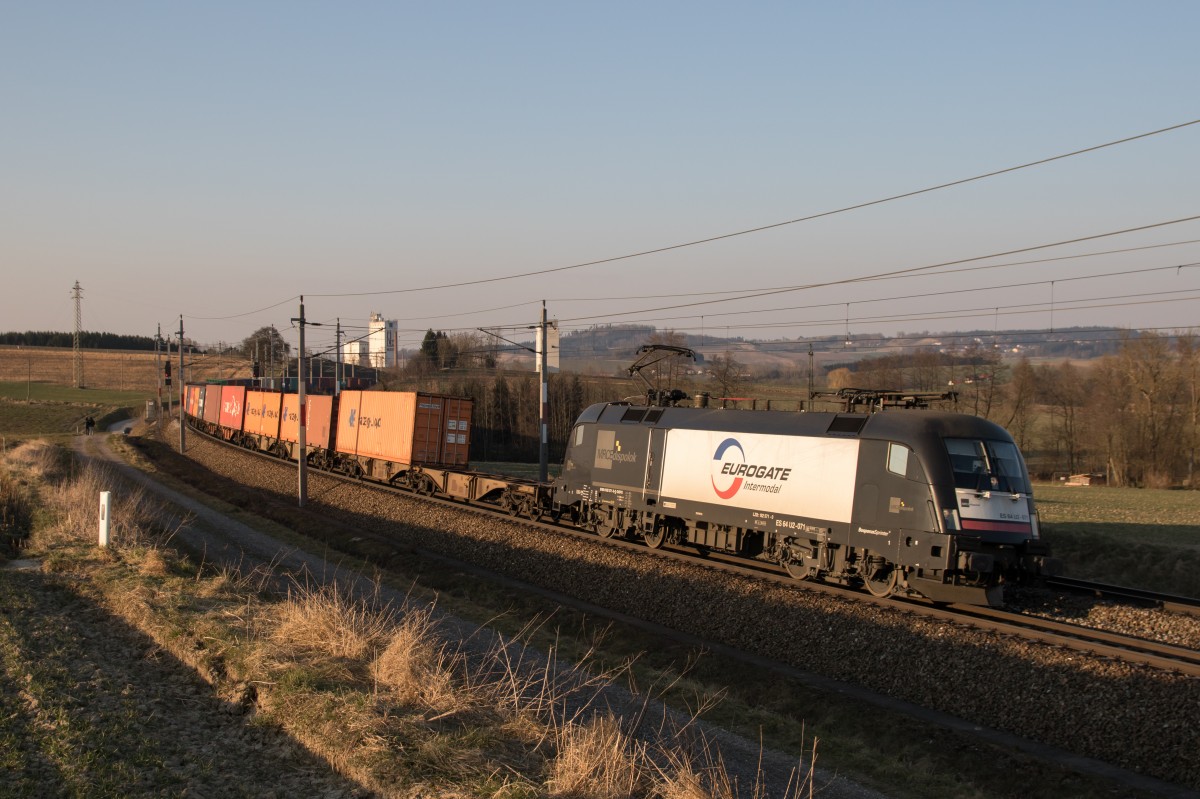 182 571-0 mit einem G�terzug am 18. M�rz 2013 bei Haiding.