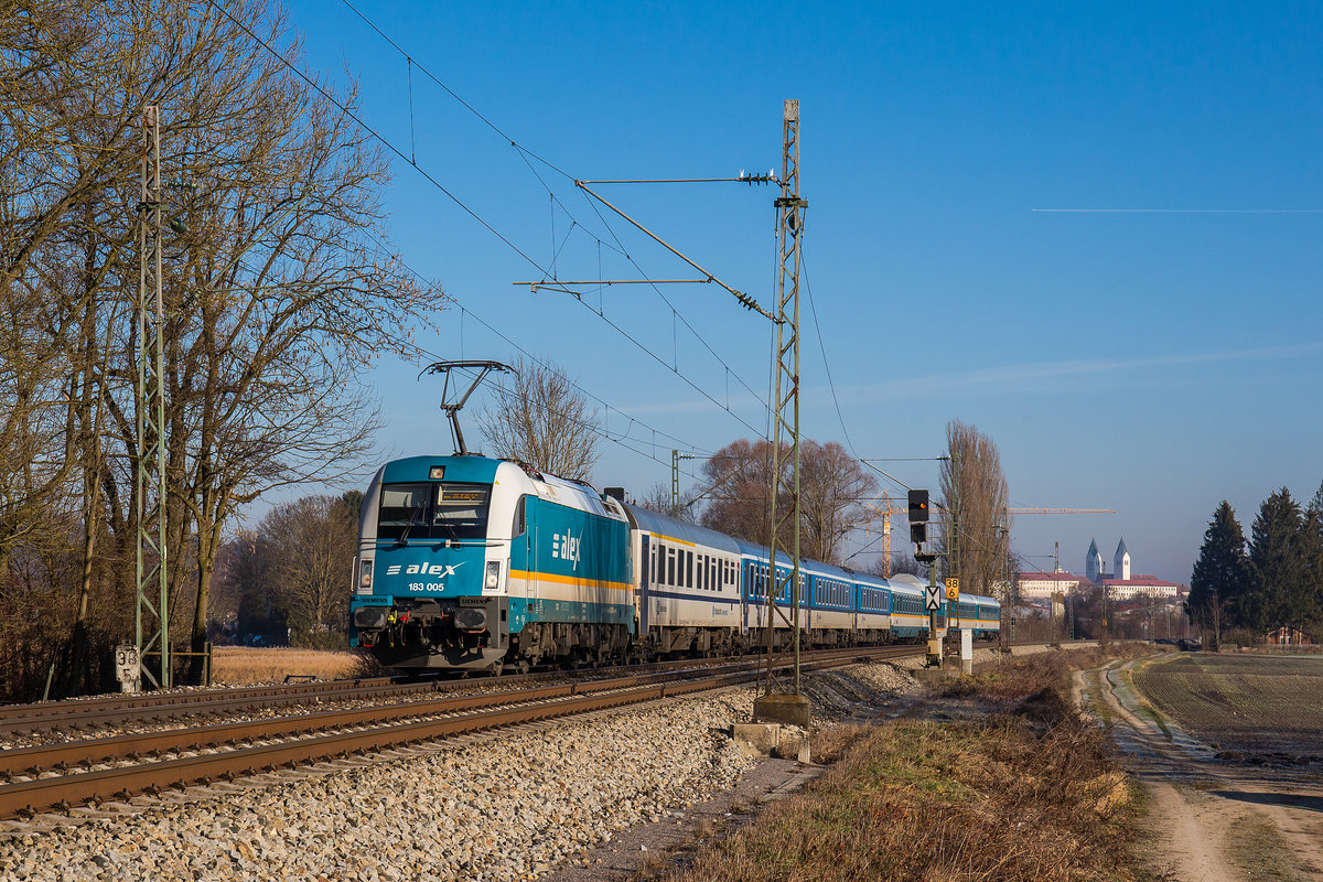 183 005 war am 30. Dezember 2016 in Richtung M�nchen unterwegs. Aufgenommen kurz nach Freising.
