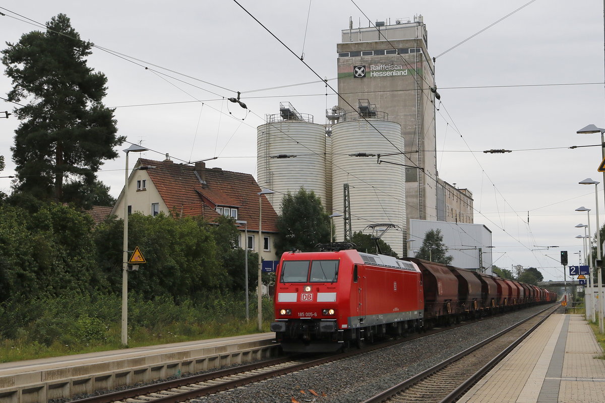 185 005-6 durchf�hrt am 10. August 2017 den Bahnhof von Altmorschen.