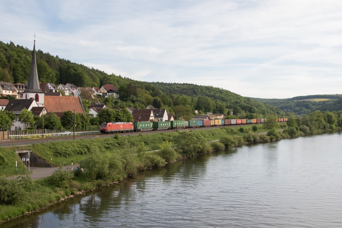 185 051 mit einem Containerzug von W�rzburg kommend am 15. Mai 2015 bei Wernfeld am Main.