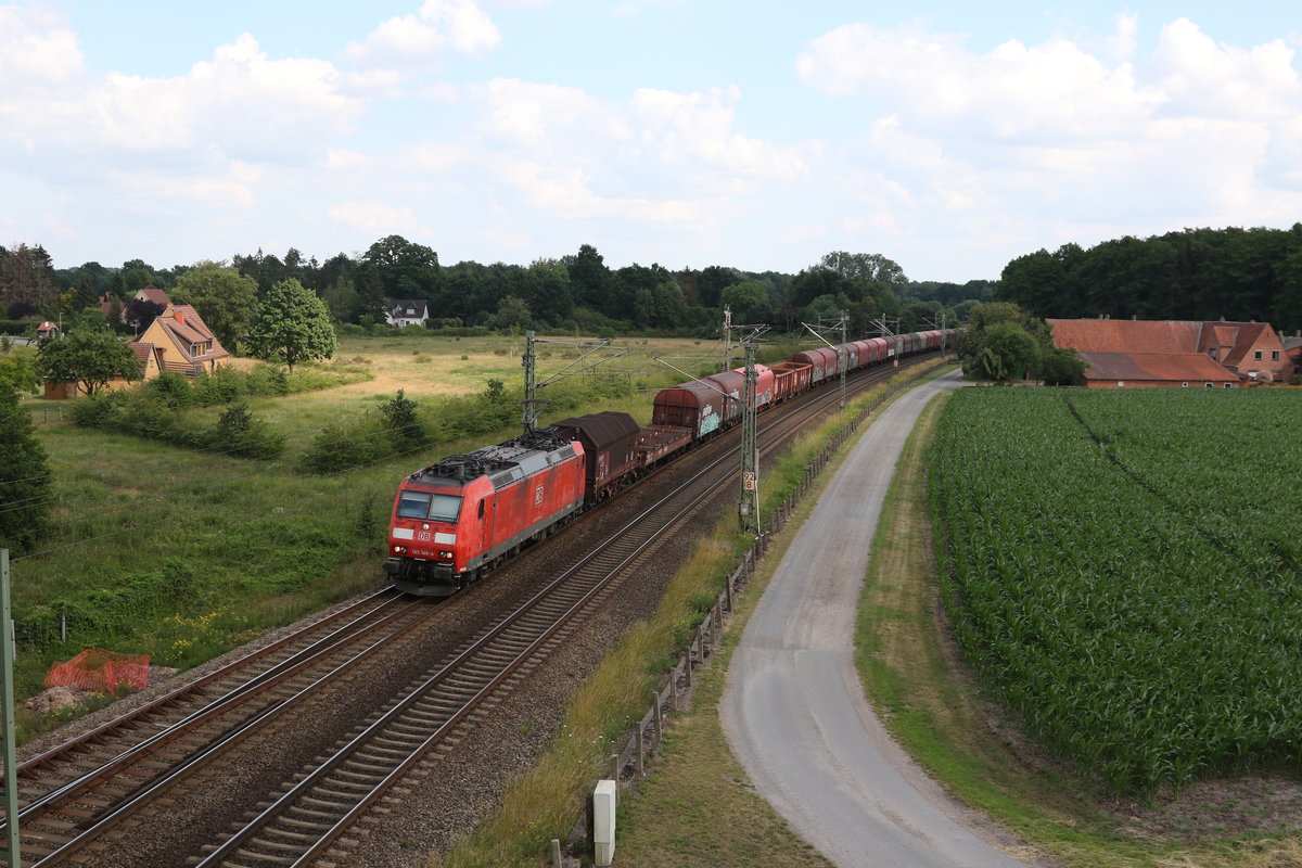 185 148 war am 25. Juni 2020 bei Langwedel mit einem gemischten G�terzug in Richtung Bremen unterwegs.