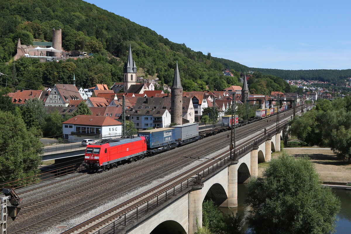 185 150 mit einem  KLV  bei der Ausfahrt aus Gem�nden am Main am 6. August 2022.