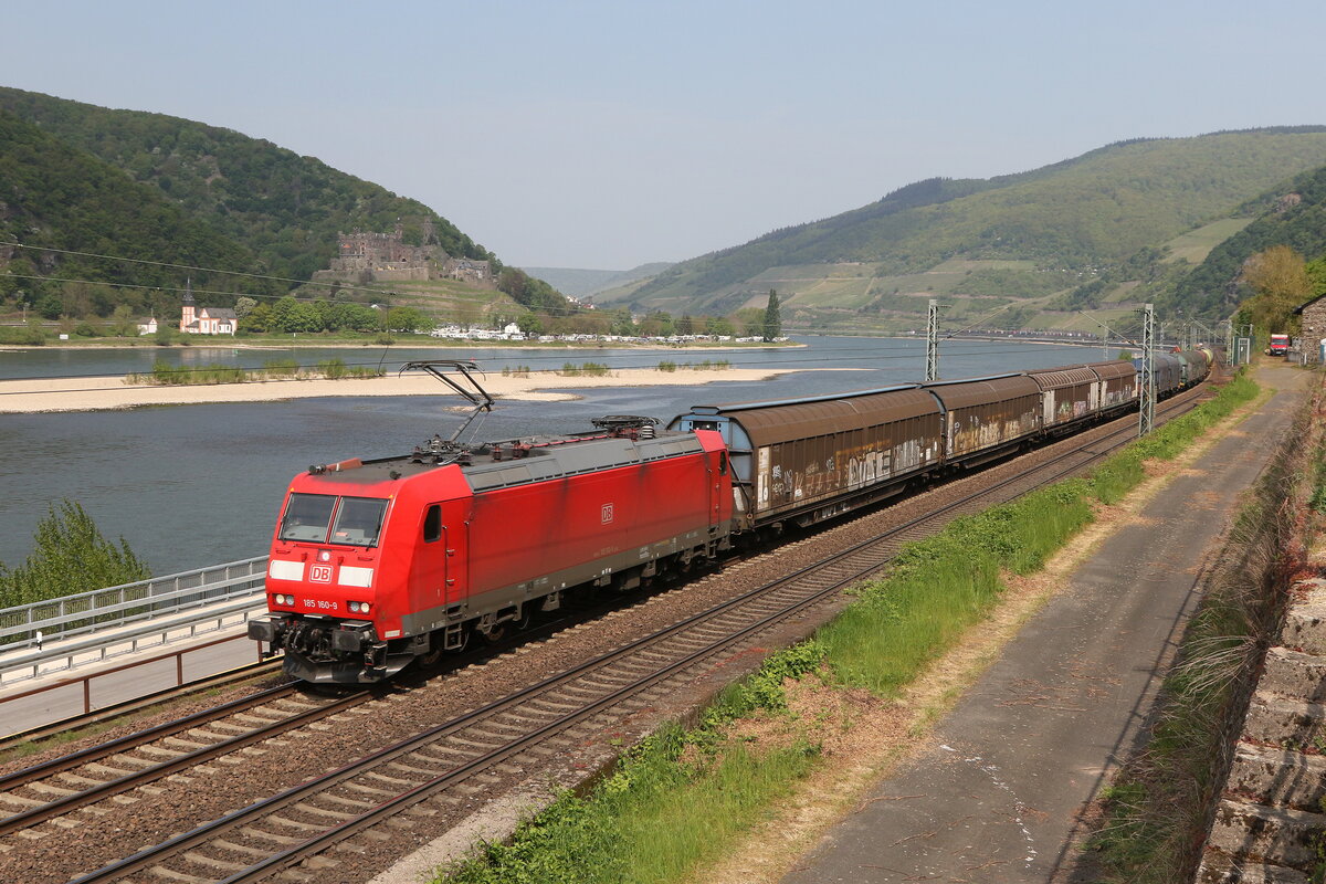 185 160 war mit einem gemischten G�terzug am 3. Mai 2022 bei Assmannshausen in Richtung Bingen unterwegs.