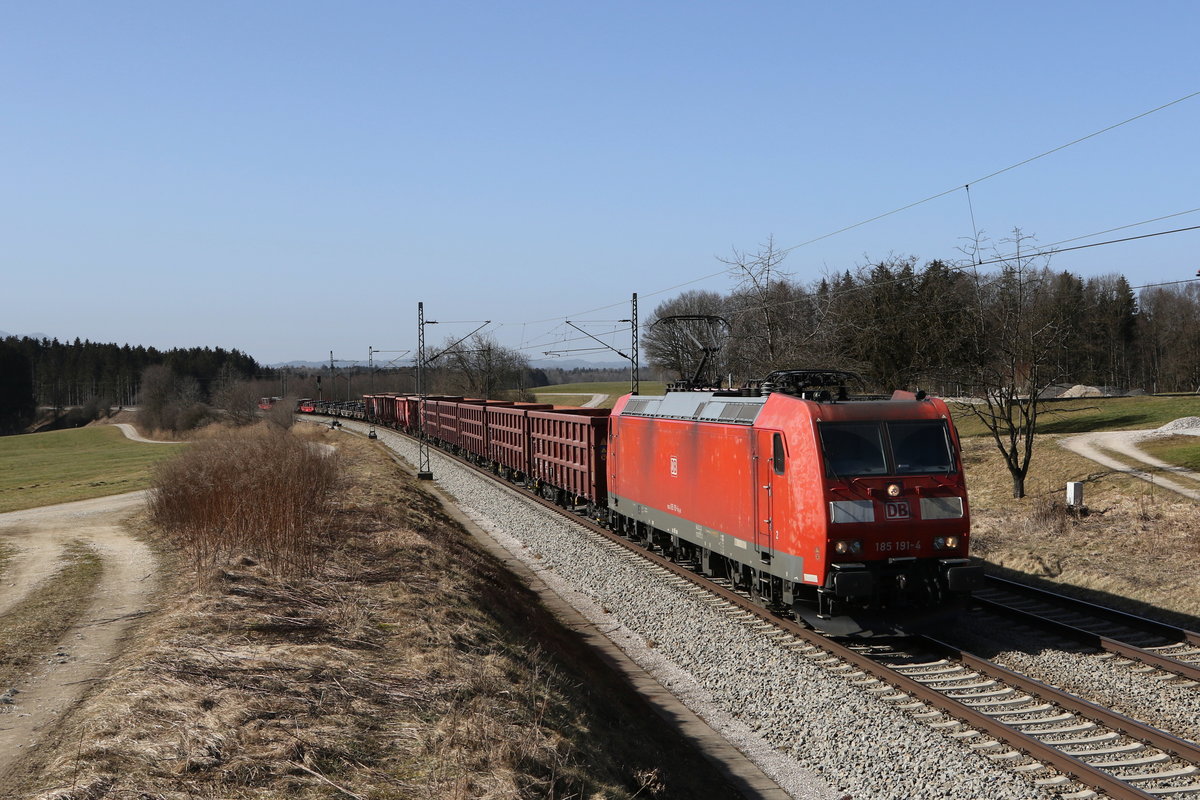 185 191 war am 25. Februar 2021 bei Grabenst�tt in Richtung Freilassing unterwegs.