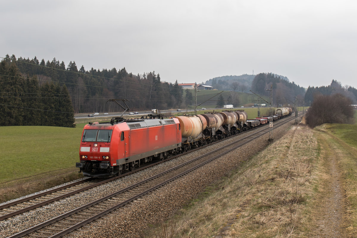 185 198-9 mit einem gemischten G�terzug am 25. M�rz 2016 bei H�tt.