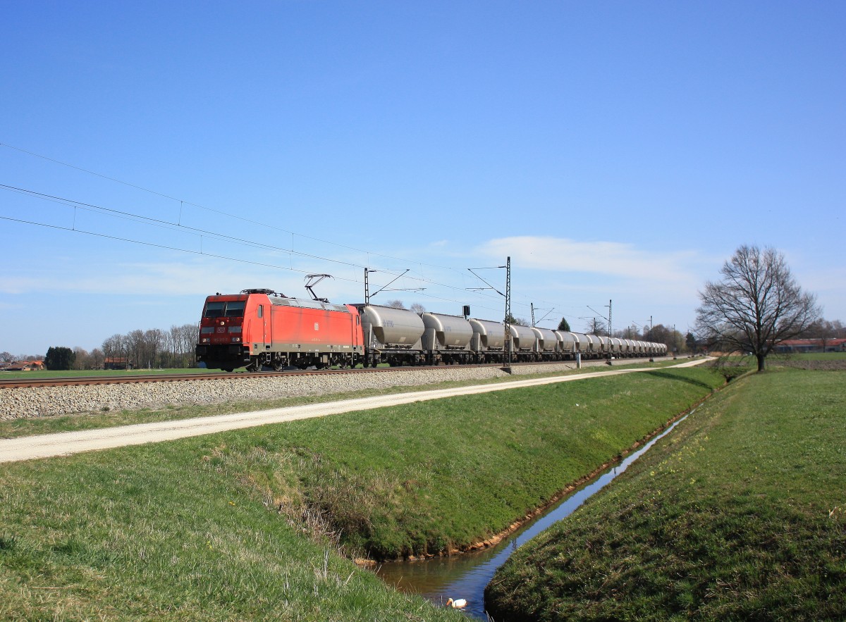 185 217-7 am 30. M�rz 2014 mit einem Ganzzug bei �bersee am Chiemsee.
