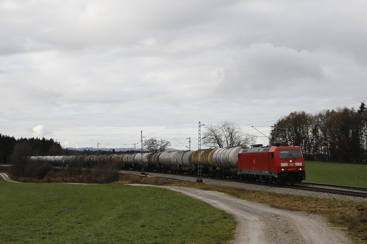 185 217 war am 1. Dezember 2018 bei �bersee mit einem Kesselwagenzug in Richtung Salzburg unterwegs.