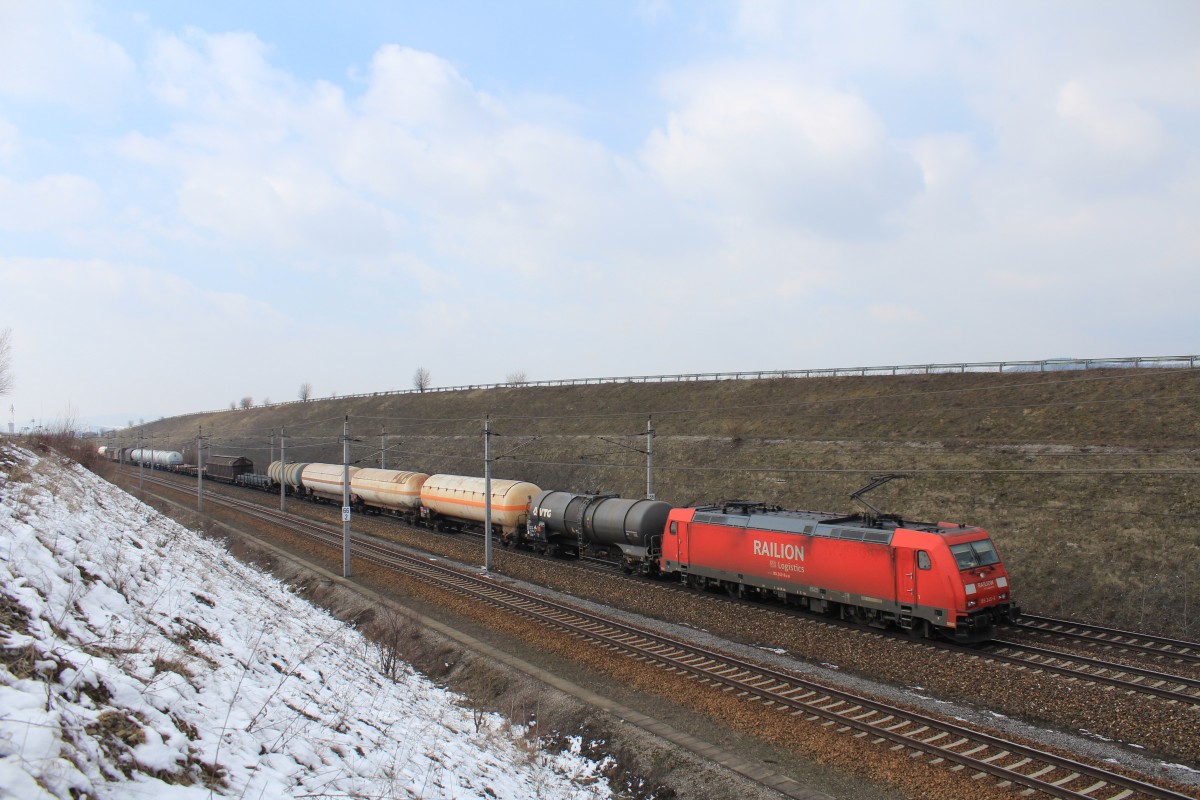 185 245-8 mit einem gemischten G�terzug am 16. M�rz 2013 in der N�he von St. P�lten.