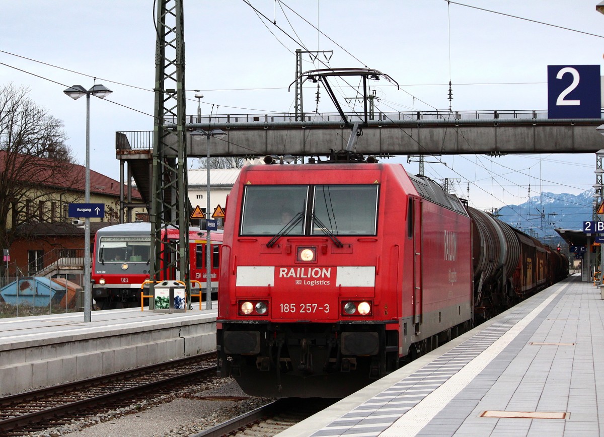 185 257-3 durchf�hrt am 9. April 2012 den Bahnhof von Rosenheim.