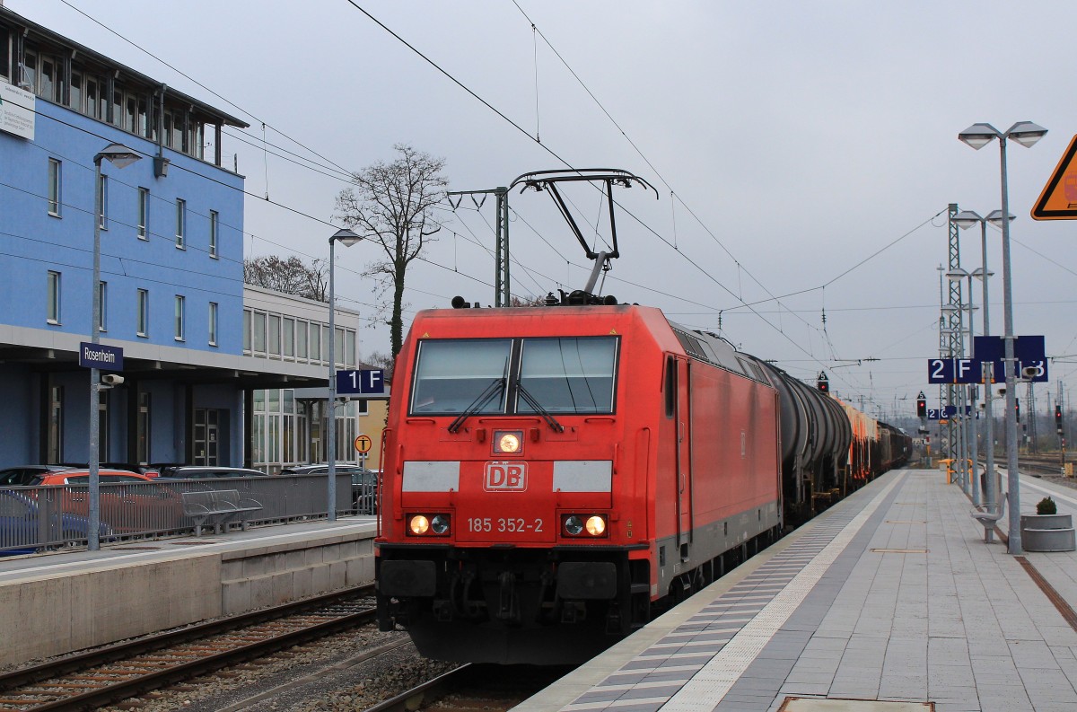 185 352-2 mit einem gemischten G�terzug am 1. Dezember 2012 im Bahnhof von Rosenheim.
